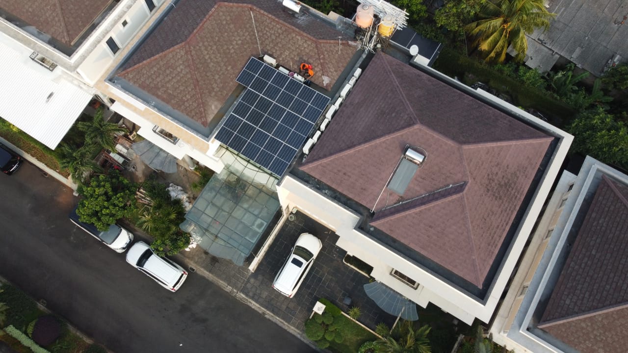 Pemasangan panel surya di BSD City, serpong Tangerang Selatan