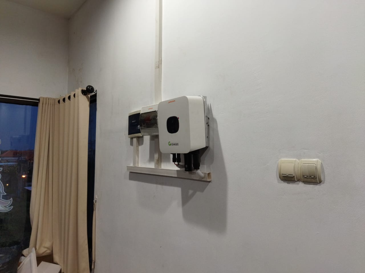 Pemasangan Panel Surya ( solar panel ) di Tuban, Bali