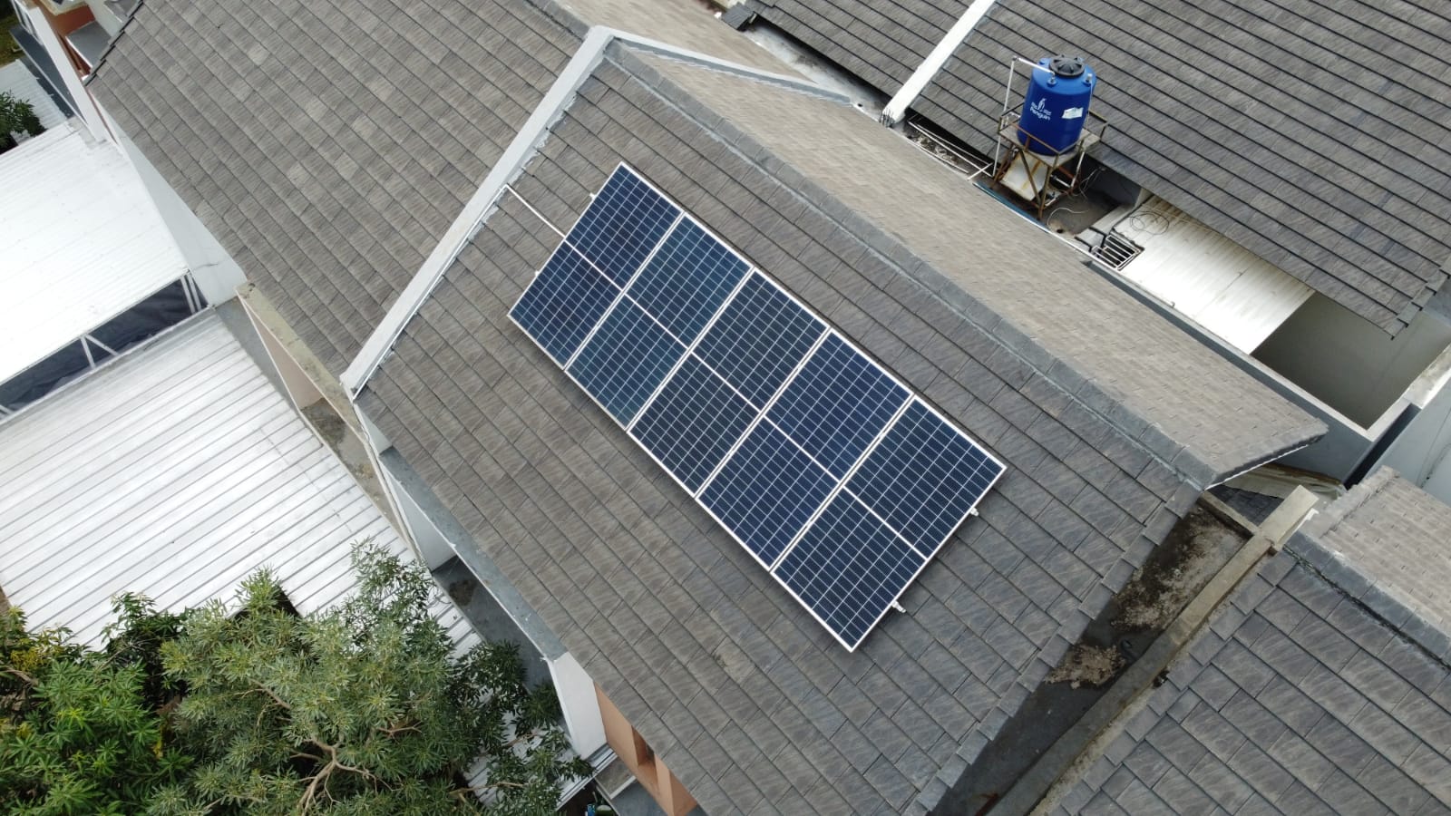 Pemasangan panel surya di palembang