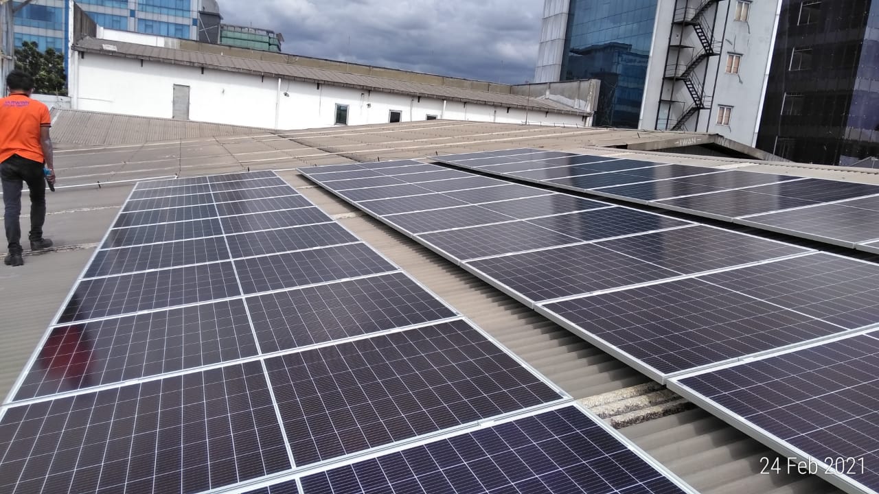 Pemasangan Panel Surya (Soalar Panel) di Warung Buncit, Jakarta Selatan