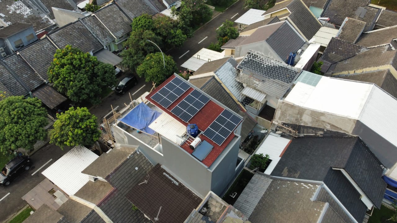 Pemasangan solar panel di BSD City, serpong, Tangerang Selatan