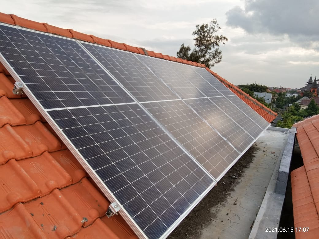Pemasangan Panel Surya ( solar panel ) di Tuban, Bali