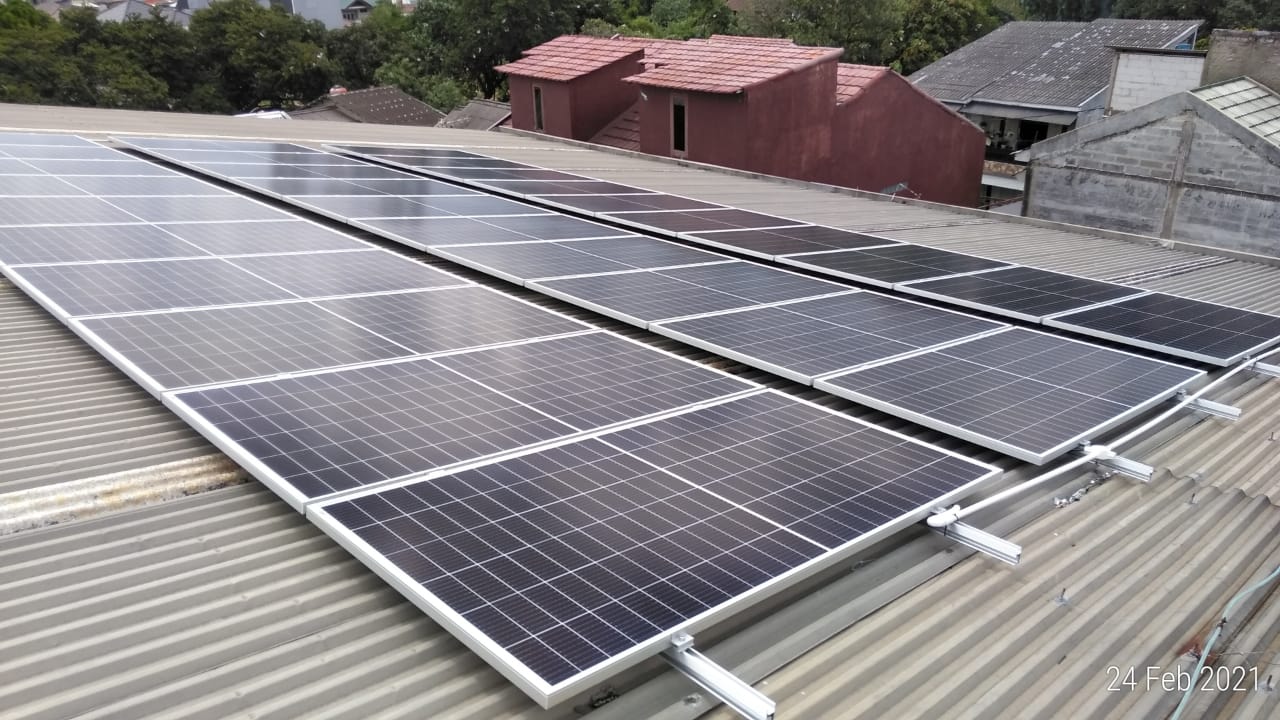 Pemasangan Panel Surya (Soalar Panel) di Warung Buncit, Jakarta Selatan
