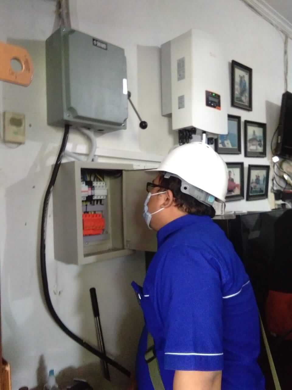 Teknisi melakukan pemeriksaan sistem PLTS